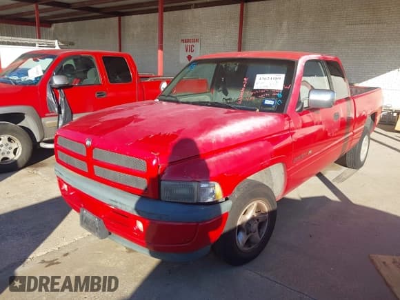 ✅ 1997 Dodge 1500 • VIN: 3B7HC13Y7VG826767 • Lot: 43624189. Wystawiony na IAAI z przebiegiem 255 118 mil. Bezpłatny archiwum sprzedaży aukcyjnych z USA i szczegółowy raport historii pojazdu na DreamBid. Zdjęcie 2.