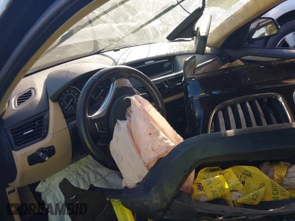 ✅ 2014 BMW X1 xDrive28i • VIN: WBAVL1C55EVY10788 • Lot: 43592441. Wystawiony na IAAI z przebiegiem Nie podano. Bezpłatny archiwum sprzedaży aukcyjnych z USA i szczegółowy raport historii pojazdu na DreamBid. Zdjęcie 5.