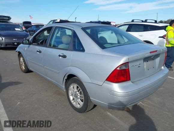 ✅ 2005 Ford Focus S • VIN: 1FAFP34NX5W112117 • Lot: 43689757. Listed on IAAI with 187,624 mi. Free auction sales archive from the USA and detailed vehicle history report at DreamBid. Image 3.