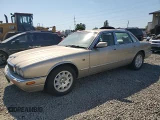 ✅ 2002 Jaguar XJ 8 • VIN: SAJDA14C92LF48724 • Лот: 63515085. Опубликован ранее на Copart с пробегом 118 769 миль. Бесплатный доступ к архиву аукционных продаж из США и подробный отчёт об истории автомобиля на DreamBid. Изображение 1.