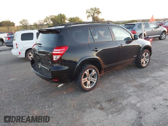✅ 2011 Toyota RAV4 Sport • VIN: JTMRK4DV5B5105010 • Lot: 43286567. Listed on IAAI with 105,981 mi. Free auction sales archive from the USA and detailed vehicle history report at DreamBid. Image 4.