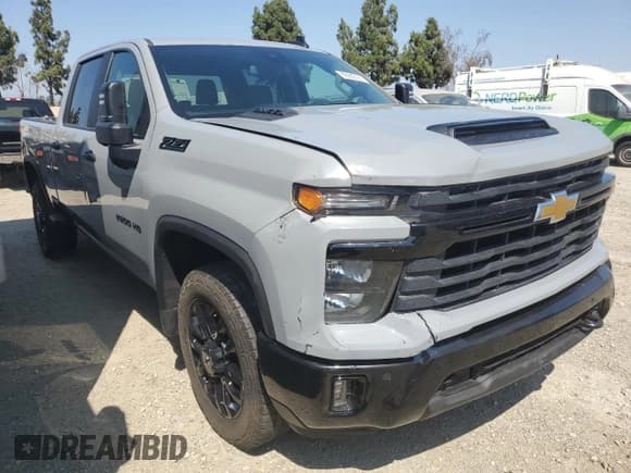 ✅ 2025 Chevrolet Silverado 2500HD Custom • VIN: 2GC4KME74S1148409 • Lot: 69282705. Wystawiony na Copart z przebiegiem 7 666 mil. Bezpłatny archiwum sprzedaży aukcyjnych z USA i szczegółowy raport historii pojazdu na DreamBid. Zdjęcie 4.