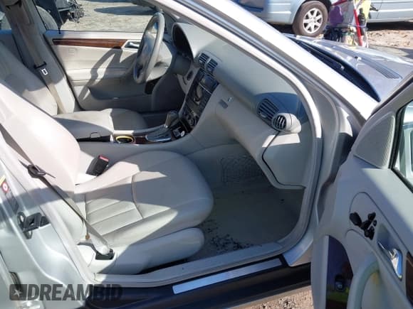 ✅ 2005 Mercedes-Benz C 320 • VIN: WDBRF64J75F604787 • Лот: 41114916. Опубликован ранее на IAAI с пробегом 270 000 миль. Бесплатный доступ к архиву аукционных продаж из США и подробный отчёт об истории автомобиля на DreamBid. Изображение 5.