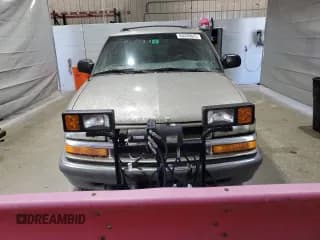 ✅ 2001 Chevrolet Blazer LT • VIN: 1GNDT13W81K253594 • Lot: 63320625. Wystawiony na Copart z przebiegiem Nie podano. Bezpłatny archiwum sprzedaży aukcyjnych z USA i szczegółowy raport historii pojazdu na DreamBid. Zdjęcie 5.