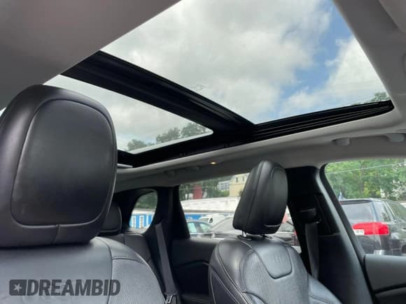 ✅ 2020 Jeep Cherokee Limited • VIN: 1C4PJMDXXLD562415 • Lot: 87179025. Wystawiony na Copart z przebiegiem 142 343 mil. Bezpłatny archiwum sprzedaży aukcyjnych z USA i szczegółowy raport historii pojazdu na DreamBid. Zdjęcie 7.