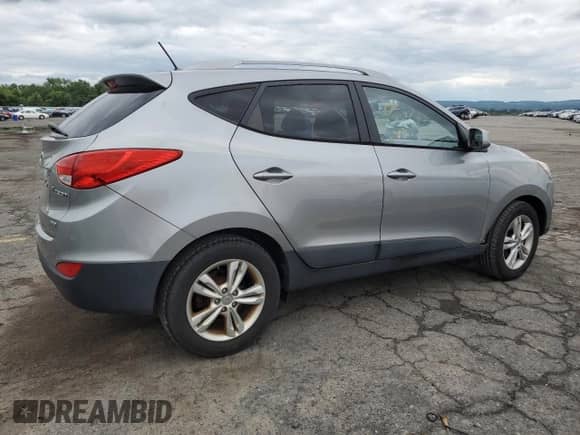 2011 Hyundai Tucson GLS z VIN KM8JUCAC6BU286477, wystawiony jako Copart lot #67274725 z przebiegiem 132 556 mil mil oraz Czysty tytuł • Clean title. Historia ofert i sprzedaży dostępna na DreamBid. Obrazek 3.