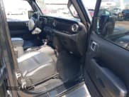 ✅ 2020 Jeep Wrangler Unlimited Sahara • VIN: 1C4HJXEN6LW106869 • Lot: 42390113. Wystawiony na IAAI z przebiegiem 56 907 mil. Bezpłatny archiwum sprzedaży aukcyjnych z USA i szczegółowy raport historii pojazdu na DreamBid. Zdjęcie 5.