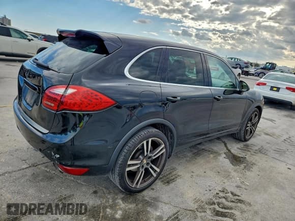 ✅ 2012 Porsche Cayenne • VIN: WP1AA2A27CLA01063 • Lot: 96811945. Wystawiony na Copart z przebiegiem 143 491 mil. Bezpłatny archiwum sprzedaży aukcyjnych z USA i szczegółowy raport historii pojazdu na DreamBid. Zdjęcie 3.
