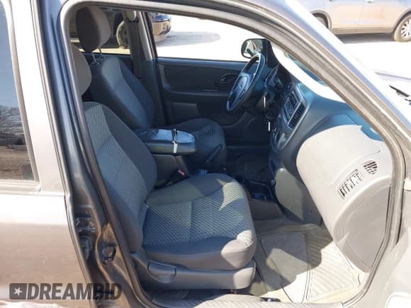 ✅ 2004 Ford Escape XLT • VIN: 1FMYU03164KB22170 • Lot: 41991801. Listed on IAAI with 170,492 mi. Free auction sales archive from the USA and detailed vehicle history report at DreamBid. Image 5.
