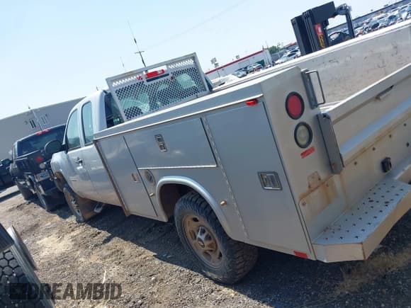 ✅ 2011 Chevrolet Silverado 2500HD • VIN: 1GB2KVCG0BZ409840 • Lot: 42557164. Wystawiony na IAAI z przebiegiem Nie podano. Bezpłatny archiwum sprzedaży aukcyjnych z USA i szczegółowy raport historii pojazdu na DreamBid. Zdjęcie 14.