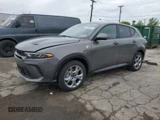 2024 Dodge Hornet R/T z VIN ZACPDFCW2R3A27995, wystawiony jako Copart lot #57535315 z przebiegiem 21 590 mil mil oraz Szkoda całkowita • Salvage title. Historia ofert i sprzedaży dostępna na DreamBid. Obrazek 1.