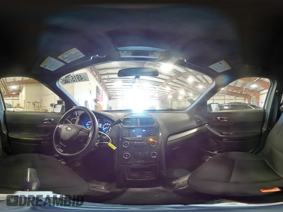 ✅ 2018 Ford Police Interceptor Utility • VIN: 1FM5K8AR2JGC74087 • Lot: 49157085. Wystawiony na Copart z przebiegiem 101 768 mil. Bezpłatny archiwum sprzedaży aukcyjnych z USA i szczegółowy raport historii pojazdu na DreamBid. Zdjęcie 16.