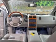 ✅ 2009 Chrysler Aspen Limited • VIN: 1A8HW58T89F710800 • Лот: 94342565. Опубликован ранее на Copart с пробегом 110 138 миль. Бесплатный доступ к архиву аукционных продаж из США и подробный отчёт об истории автомобиля на DreamBid. Изображение 9.