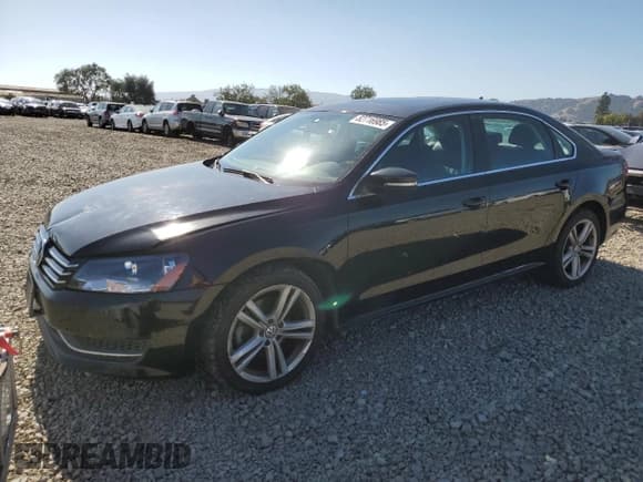 ✅ 2014 Volkswagen Passat SE • VIN: 1VWBN7A38EC058291 • Лот: 82716985. Опубликован ранее на Copart с пробегом 151 480 миль. Бесплатный доступ к архиву аукционных продаж из США и подробный отчёт об истории автомобиля на DreamBid. Изображение 1.