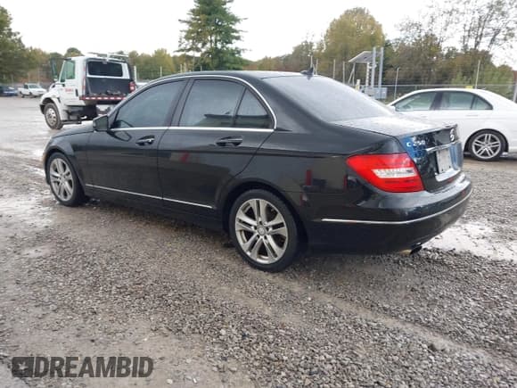 ✅ 2013 Mercedes-Benz C 250 Sport • VIN: WDDGF4HB1DA775813 • Lot: 43523558. Wystawiony na IAAI z przebiegiem Nie podano. Bezpłatny archiwum sprzedaży aukcyjnych z USA i szczegółowy raport historii pojazdu na DreamBid. Zdjęcie 3.