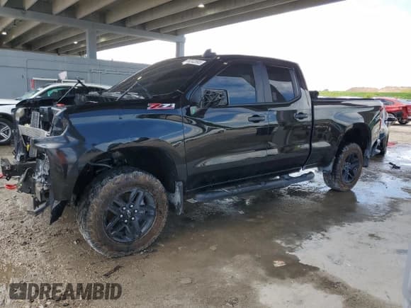 ✅ 2020 Chevrolet Silverado 1500 Custom Trail Boss • VIN: 1GCRYCEF7LZ136253 • Lot: 56342695. Wystawiony na Copart z przebiegiem 146 290 mil. Bezpłatny archiwum sprzedaży aukcyjnych z USA i szczegółowy raport historii pojazdu na DreamBid. Zdjęcie 1.