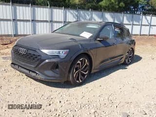 ✅ 2024 Audi Q8 e-tron Premium Plus • VIN: WA15AAGE7RB063294 • Lot: 42775766. Wystawiony na IAAI z przebiegiem 4 428 mil. Bezpłatny archiwum sprzedaży aukcyjnych z USA i szczegółowy raport historii pojazdu na DreamBid. Zdjęcie 2.