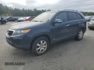 ✅ 2013 Kia Sorento LX • VIN: 5XYKTDA20DG379668 • Лот: 85845965. Опубликован ранее на Copart с пробегом 158 493 миль. Бесплатный доступ к архиву аукционных продаж из США и подробный отчёт об истории автомобиля на DreamBid. Изображение 1.