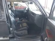 ✅ 2009 Jeep Commander Limited • VIN: 1J8HG58T39C517887 • Lot: 42186705. Wystawiony na IAAI z przebiegiem 234 448 mil. Bezpłatny archiwum sprzedaży aukcyjnych z USA i szczegółowy raport historii pojazdu na DreamBid. Zdjęcie 5.