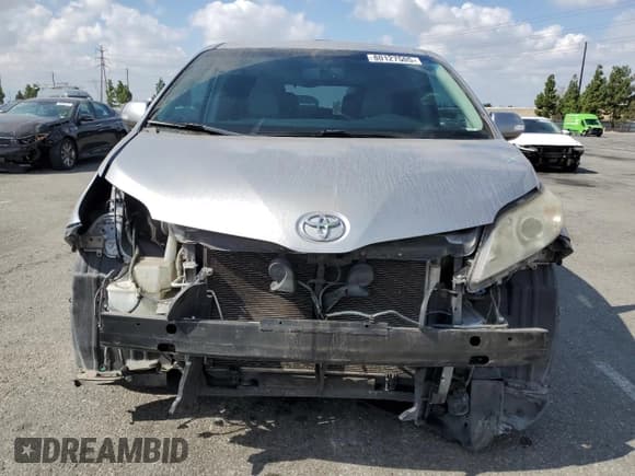 ✅ 2013 Toyota Sienna XLE AAS • VIN: 5TDYK3DC6DS371279 • Lot: 80127505. Wystawiony na Copart z przebiegiem 137 003 mil. Bezpłatny archiwum sprzedaży aukcyjnych z USA i szczegółowy raport historii pojazdu na DreamBid. Zdjęcie 5.