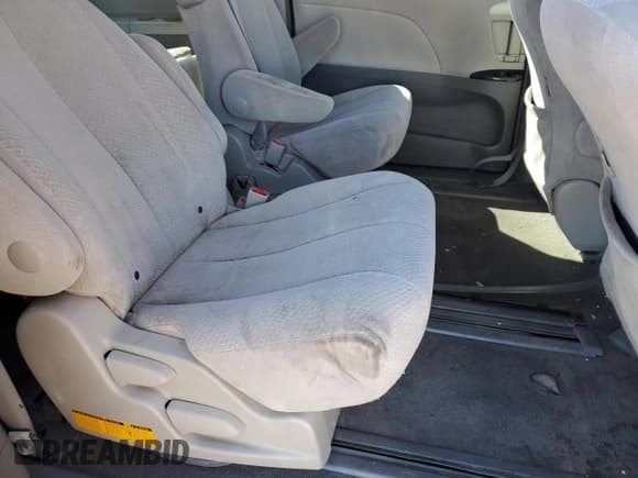 ✅ 2011 Toyota Sienna LE • VIN: 5TDKK3DC0BS103251 • Lot: 82477175. Wystawiony na Copart z przebiegiem 156 846 mil. Bezpłatny archiwum sprzedaży aukcyjnych z USA i szczegółowy raport historii pojazdu na DreamBid. Zdjęcie 11.