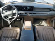 ✅ 2024 Kia EV9 GT-Line • VIN: KNDAEFS53R6039211 • Lot: 60241055. Wystawiony na Copart z przebiegiem 10 004 mil. Bezpłatny archiwum sprzedaży aukcyjnych z USA i szczegółowy raport historii pojazdu na DreamBid. Zdjęcie 8.