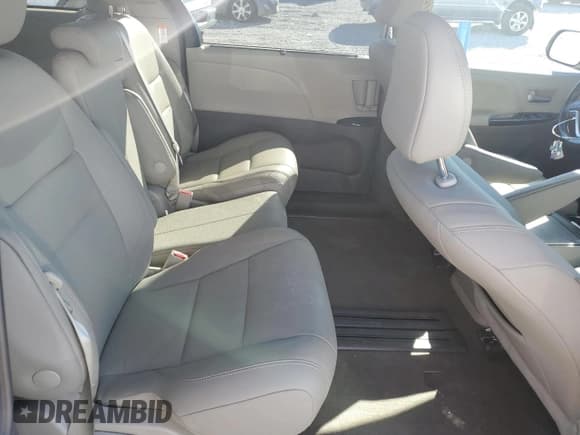 ✅ 2018 Toyota Sienna XLE Auto Access Seat • VIN: 5TDYZ3DC3JS959776 • Lot: 89502375. Wystawiony na Copart z przebiegiem 69 053 mil. Bezpłatny archiwum sprzedaży aukcyjnych z USA i szczegółowy raport historii pojazdu na DreamBid. Zdjęcie 11.