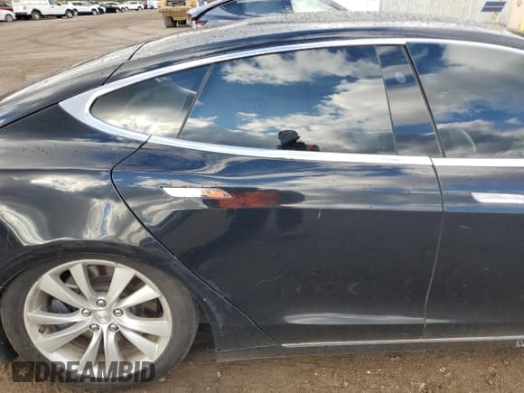 ✅ 2017 Tesla Model S 100D • VIN: 5YJSA1E20HF189722 • Lot: 82642225. Wystawiony na Copart z przebiegiem Nie podano. Bezpłatny archiwum sprzedaży aukcyjnych z USA i szczegółowy raport historii pojazdu na DreamBid. Zdjęcie 10.