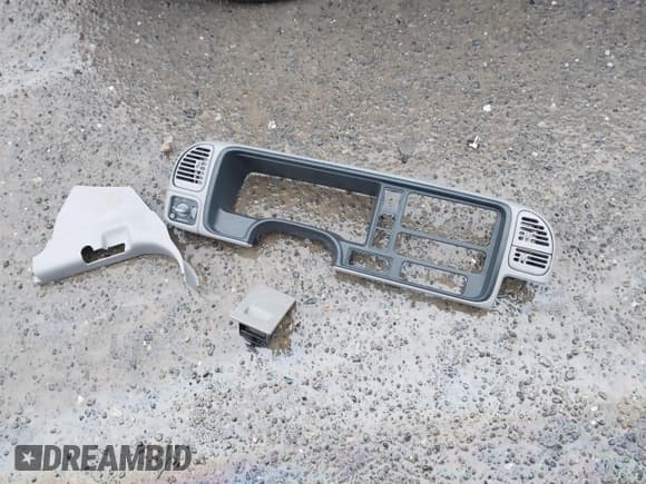 ✅ 1999 Chevrolet Tahoe Z71 • VIN: 1GNEK13R0XJ394241 • Lot: 43808424. Listed on IAAI with 220,530 mi. Free auction sales archive from the USA and detailed vehicle history report at DreamBid. Image 12.