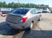 ✅ 2013 Nissan Versa S Plus • VIN: 3N1CN7AP8DL852840 • Lot: 42587405. Wystawiony na IAAI z przebiegiem 190 633 mil. Bezpłatny archiwum sprzedaży aukcyjnych z USA i szczegółowy raport historii pojazdu na DreamBid. Zdjęcie 4.