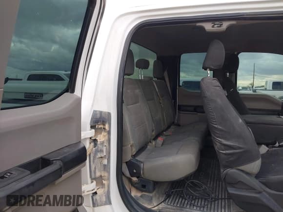 ✅ 2018 Ford F-250 XL • VIN: 1FT7X2B6XJEB92345 • Lot: 43143359. Wystawiony na IAAI z przebiegiem 140 921 mil. Bezpłatny archiwum sprzedaży aukcyjnych z USA i szczegółowy raport historii pojazdu na DreamBid. Zdjęcie 8.