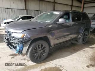 2018 Jeep Grand Cherokee Altitude z VIN 1C4RJFAG1JC390447, wystawiony jako Copart lot #90273155 z przebiegiem 133 723 mil mil oraz Szkoda całkowita • Salvage title. Historia ofert i sprzedaży dostępna na DreamBid. Obrazek 1.