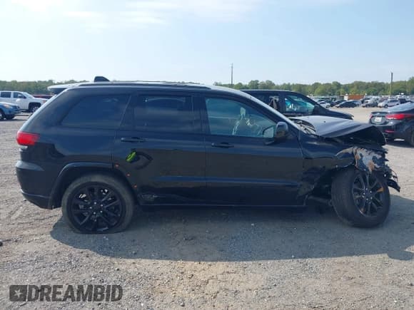 ✅ 2018 Jeep Grand Cherokee Altitude • VIN: 1C4RJFAG7JC465748 • Lot: 43276638. Wystawiony na IAAI z przebiegiem 83 848 mil. Bezpłatny archiwum sprzedaży aukcyjnych z USA i szczegółowy raport historii pojazdu na DreamBid. Zdjęcie 14.