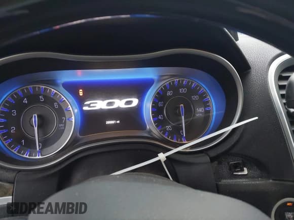 ✅ 2015 Chrysler 300 C • VIN: 2C3CCAEG4FH903728 • Lot: 42425950. Wystawiony na IAAI z przebiegiem 289 661 mil. Bezpłatny archiwum sprzedaży aukcyjnych z USA i szczegółowy raport historii pojazdu na DreamBid. Zdjęcie 7.