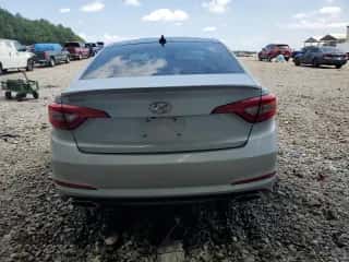 ✅ 2016 Hyundai Sonata Sport • VIN: 5NPE34AF3GH378611 • Lot: 62467845. Wystawiony na Copart z przebiegiem 82 095 mil mil. Skorzystaj z bezpłatnego archiwum sprzedaży aukcyjnych z USA i zobacz szczegółowy raport historii pojazdu na DreamBid. Zdjęcie 6.