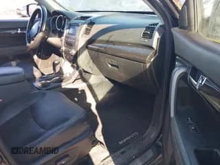 ✅ 2013 Kia Sorento SX • VIN: 5XYKWDA28DG385774 • Лот: 43789245. Опубликован ранее на IAAI с пробегом 142 953 миль. Бесплатный доступ к архиву аукционных продаж из США и подробный отчёт об истории автомобиля на DreamBid. Изображение 5.