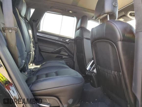 ✅ 2017 Porsche Cayenne Turbo • VIN: WP1AC2A24HLA93038 • Lot: 81943455. Wystawiony na Copart z przebiegiem 74 991 mil. Bezpłatny archiwum sprzedaży aukcyjnych z USA i szczegółowy raport historii pojazdu na DreamBid. Zdjęcie 11.