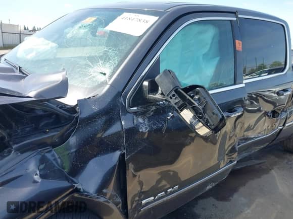 2020 Ram 1500 Limited z VIN 1C6SRFPT1LN419488, wystawiony jako IAAI lot #41847838 z przebiegiem 39 836 mil mil oraz . Historia ofert i sprzedaży dostępna na DreamBid. Obrazek 17.