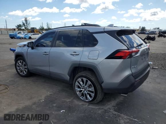 ✅ 2022 Toyota RAV4 XLE Premium • VIN: 2T3C1RFVXNC190816 • Лот: 82681895. Опубликован ранее на Copart с пробегом 55 008 миль. Бесплатный доступ к архиву аукционных продаж из США и подробный отчёт об истории автомобиля на DreamBid. Изображение 2.
