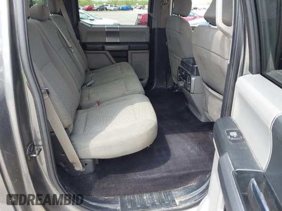 ✅ 2017 Ford F-150 XL • VIN: 1FTEW1CF8HKD20841 • Lot: 42441655. Wystawiony na IAAI z przebiegiem 247 973 mil. Bezpłatny archiwum sprzedaży aukcyjnych z USA i szczegółowy raport historii pojazdu na DreamBid. Zdjęcie 8.