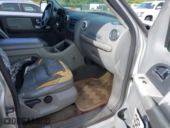 ✅ 2006 Ford Expedition Special Service • VIN: 1FMFU15506LA14718 • Lot: 41838659. Listed on IAAI with 117,497 mi. Free auction sales archive from the USA and detailed vehicle history report at DreamBid. Image 5.