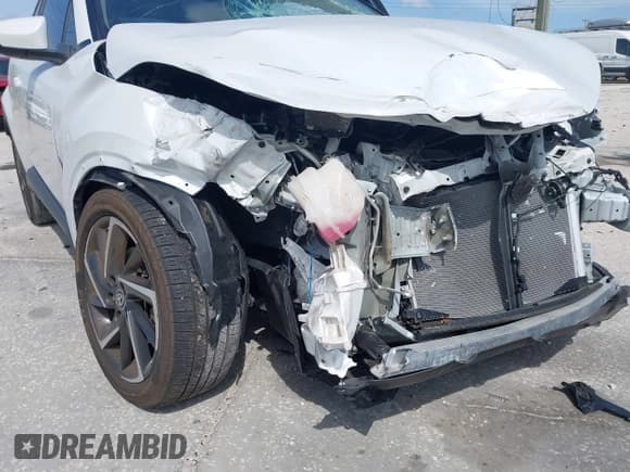 ✅ 2022 Toyota C-HR XLE • VIN: NMTKHMBX8NR147317 • Lot: 41969293. Listed on IAAI with 11,621 mi. Free auction sales archive from the USA and detailed vehicle history report at DreamBid. Image 6.