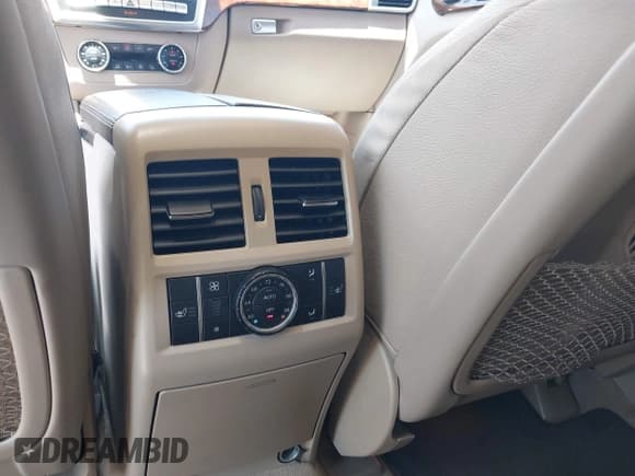 ✅ 2015 Mercedes-Benz GL 550 • VIN: 4JGDF7DE2FA468258 • Лот: 42500315. Опубликован ранее на IAAI с пробегом 145 231 миль. Бесплатный доступ к архиву аукционных продаж из США и подробный отчёт об истории автомобиля на DreamBid. Изображение 18.