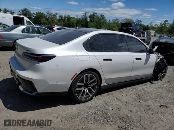 ✅ 2023 BMW i7 xDrive60 • VIN: WBY53EJ04PCL55236 • Lot: 57027815. Listed on Copart with 21,299 mi. Free auction sales archive from the USA and detailed vehicle history report at DreamBid. Image 3.