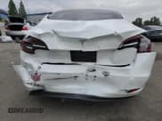 ✅ 2022 Tesla Model 3 • VIN: 5YJ3E1EAXNF153340 • Lot: 93313555. Wystawiony na Copart z przebiegiem 33 005 mil. Bezpłatny archiwum sprzedaży aukcyjnych z USA i szczegółowy raport historii pojazdu na DreamBid. Zdjęcie 6.