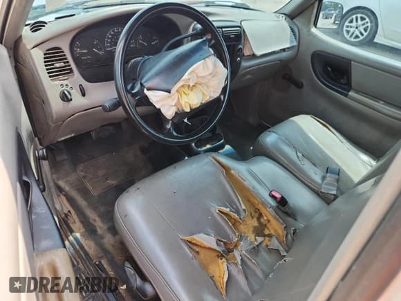 ✅ 1999 Ford Ranger XL • VIN: 1FTYR10VXXTA98828 • Lot: 63062485. Wystawiony na Copart z przebiegiem 131 722 mil. Bezpłatny archiwum sprzedaży aukcyjnych z USA i szczegółowy raport historii pojazdu na DreamBid. Zdjęcie 8.