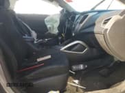 ✅ 2017 Hyundai Veloster • VIN: KMHTC6AD9HU313363 • Lot: 77983884. Wystawiony na Copart z przebiegiem 85 517 mil. Bezpłatny archiwum sprzedaży aukcyjnych z USA i szczegółowy raport historii pojazdu na DreamBid. Zdjęcie 7.