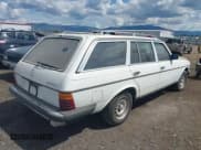 ✅ 1980 Mercedes-Benz 240 • VIN: WDB12319012016266 • Lot: 42305258. Listed on IAAI with 289,708 mi. Free auction sales archive from the USA and detailed vehicle history report at DreamBid. Image 4.