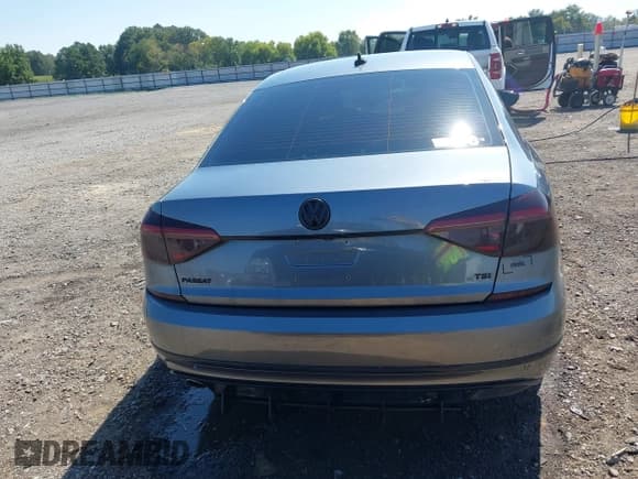 ✅ 2017 Volkswagen Passat R-Line • VIN: 1VWDT7A38HC004959 • Лот: 43348261. Опубликован ранее на IAAI с пробегом 105 849 миль. Бесплатный доступ к архиву аукционных продаж из США и подробный отчёт об истории автомобиля на DreamBid. Изображение 16.