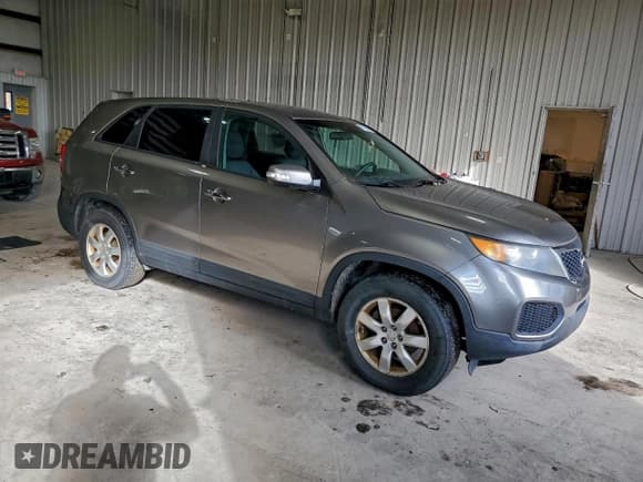 ✅ 2011 Kia Sorento LX • VIN: 5XYKT3A19BG051535 • Lot: 94230695. Wystawiony na Copart z przebiegiem 140 563 mil. Bezpłatny archiwum sprzedaży aukcyjnych z USA i szczegółowy raport historii pojazdu na DreamBid. Zdjęcie 4.